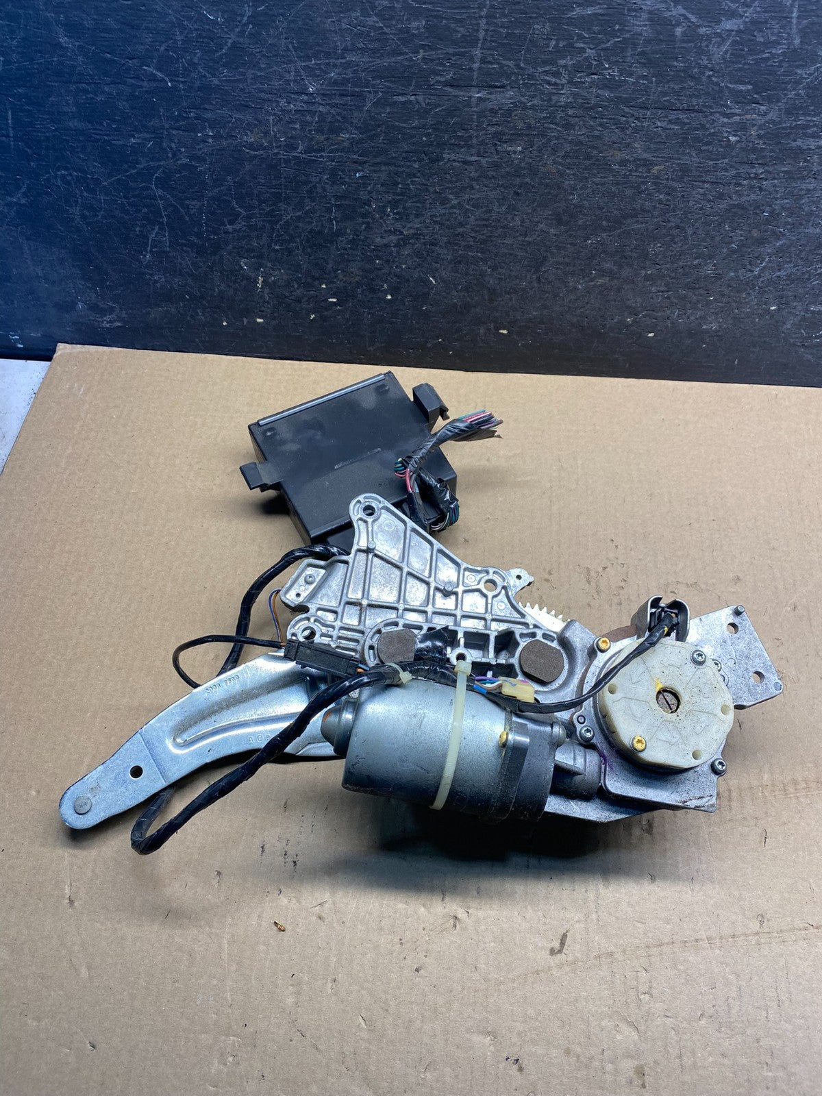 2007 - 2014 Escalade Tahoe Power Lift Gate Motor Tailgate Hatch AH4649 DG1