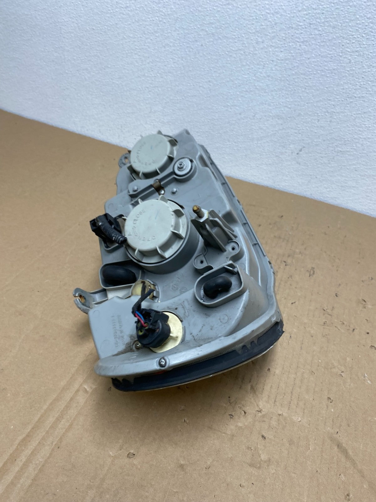 2002 to 2005 Kia Sedona Left Driver LH Side Headlight Oem AB6867 DW10