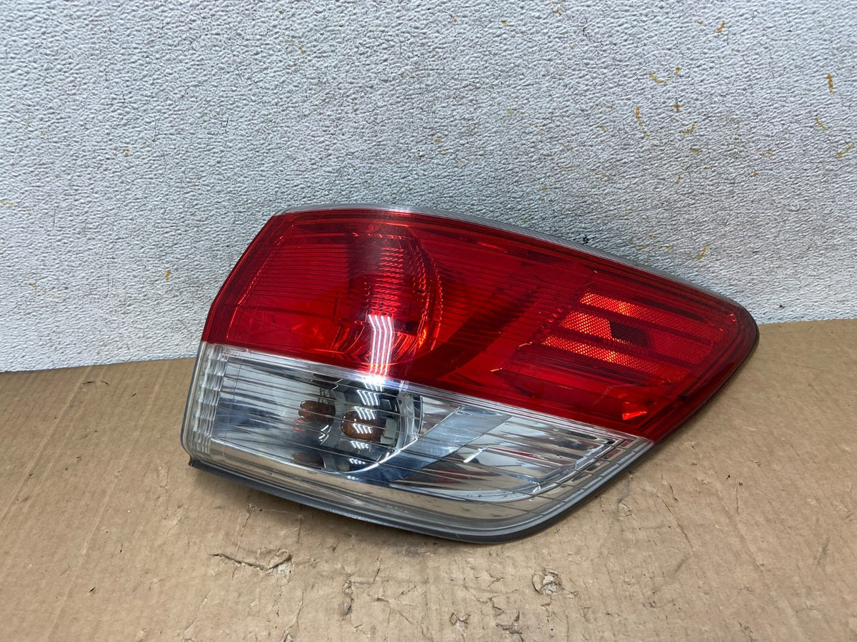 2013 to 2016 Nissan Pathfinder Passenger Right Side Tail Light AI9166 LK0