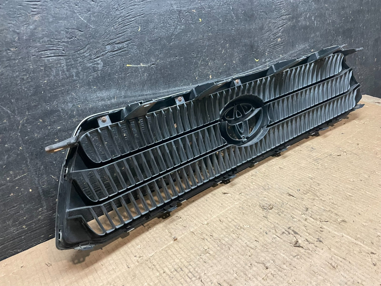 2008-2010 Toyota Highlander Hybrid Front Upper Grille Grill Emblem Y6644 DG7