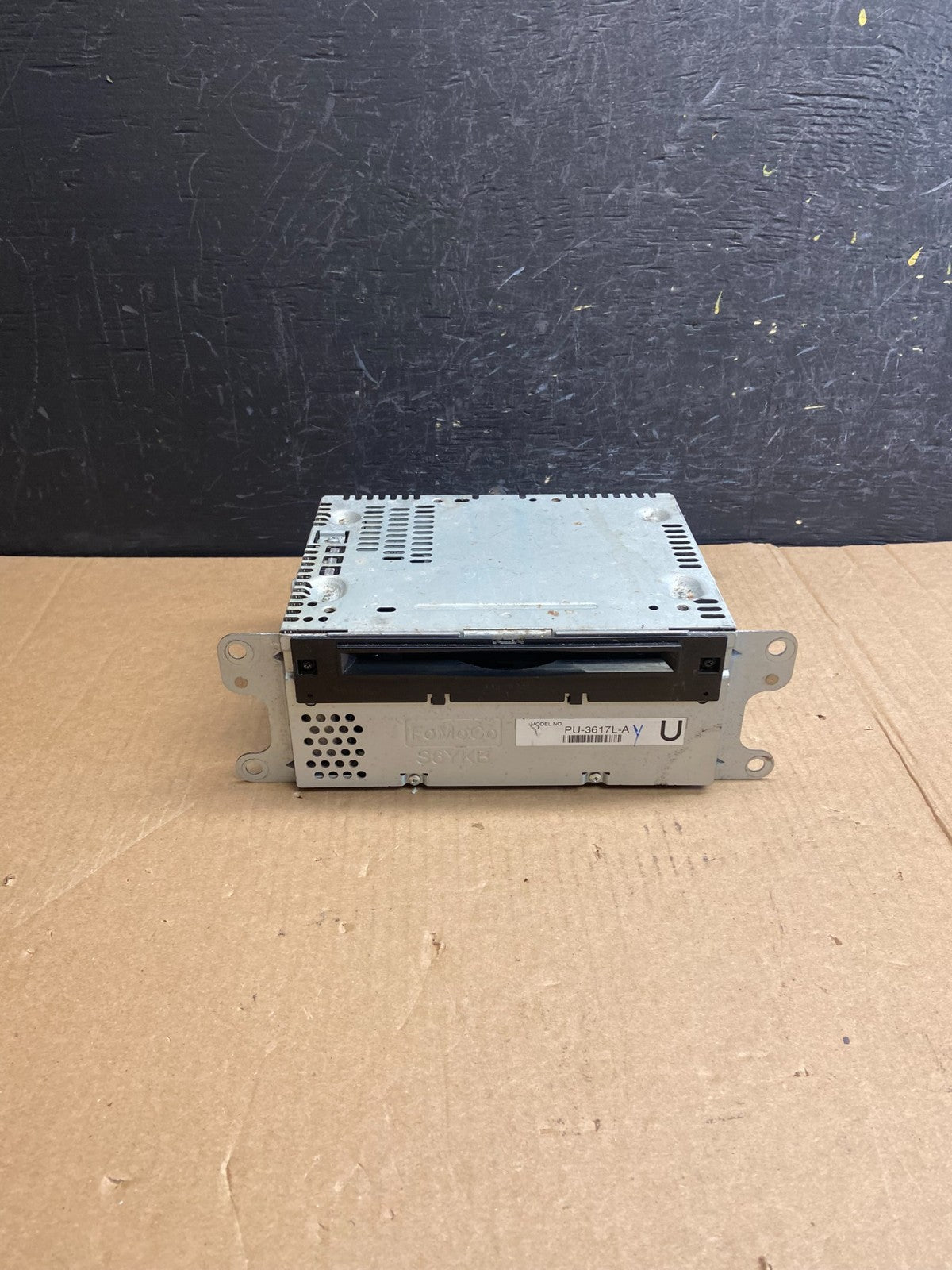 2013 to 2014 Ford Explorer Audio Equipment Radio Receiver AM FM CD AE4384 DG0