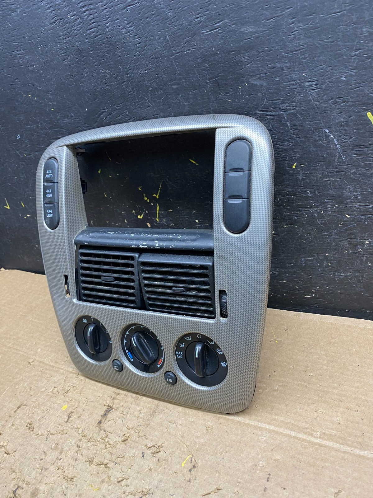 2002 to 2005 Ford Explorer Radio Dash Bezel Climate Control Air Vent X1321 DG3