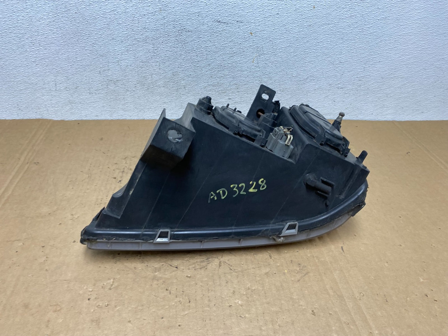 2000 to 2005 Cadillac Deville Right Passenger RH Side Headlight AD3228 DW7