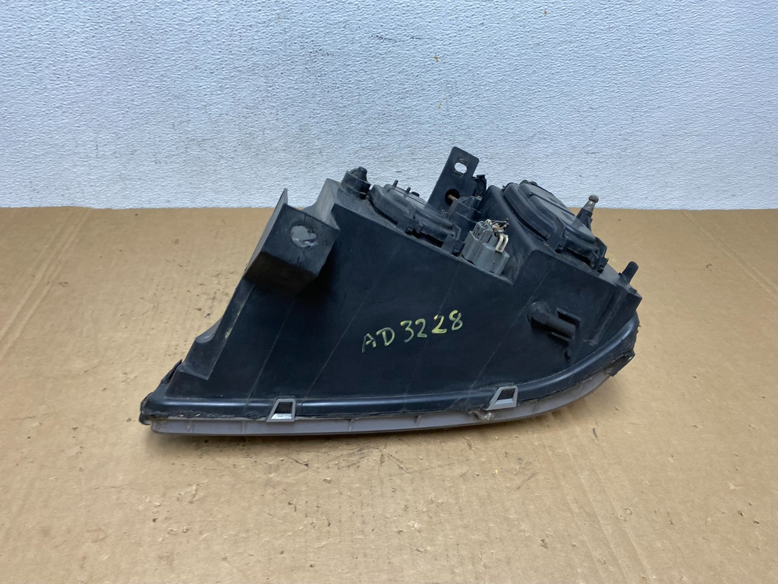 2000 to 2005 Cadillac Deville Right Passenger RH Side Headlight AD3228 DW7