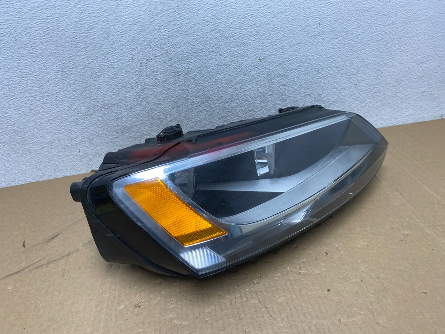 2011 to 2014 Volkswagen Jetta Right Passenger RH Headlight Halogen AF9981 DW2