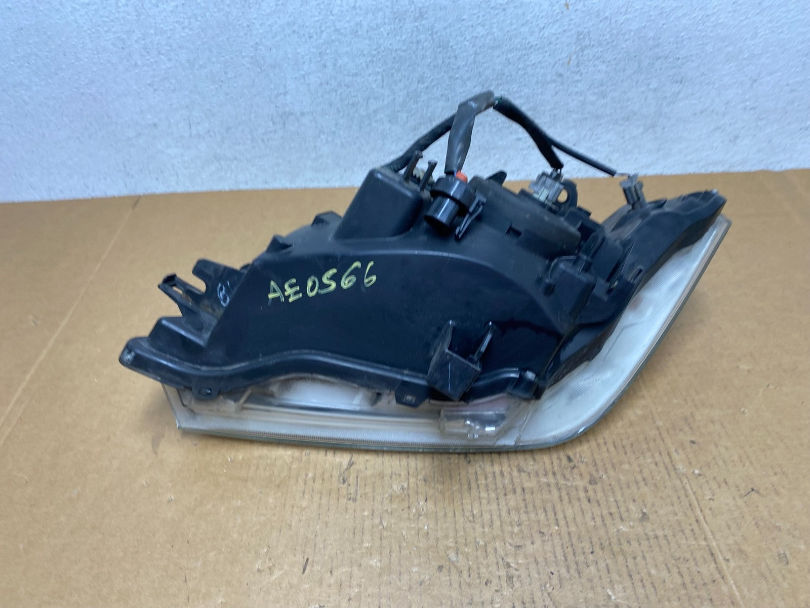 2008 to 2012 Nissan Pathfinder Halogen Headlight Right Passenger AE0566 DW7