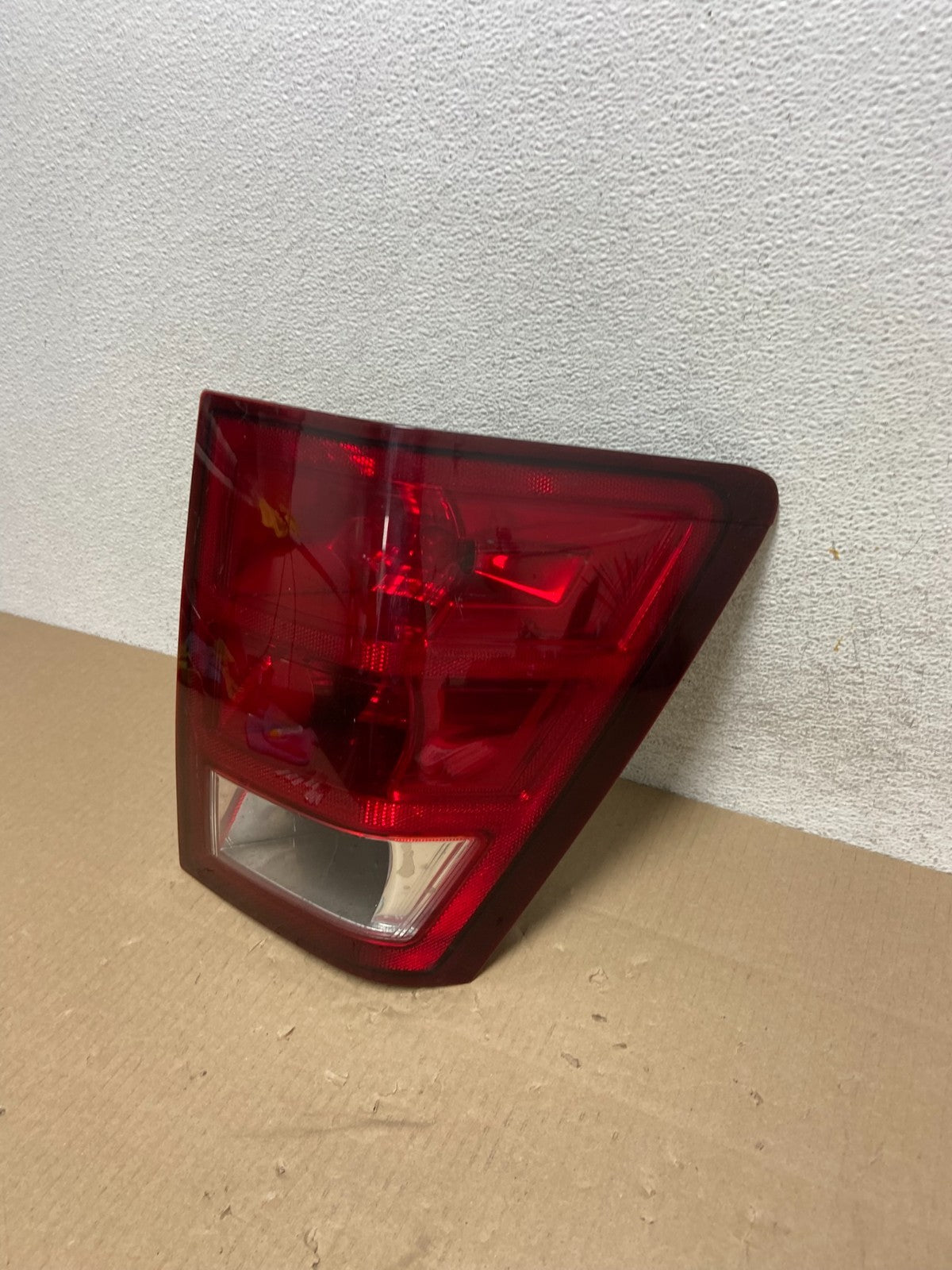 2005 - 2006 Jeep Grand Cherokee Right Passenger Rh Side Tail Light AG5866 DW1