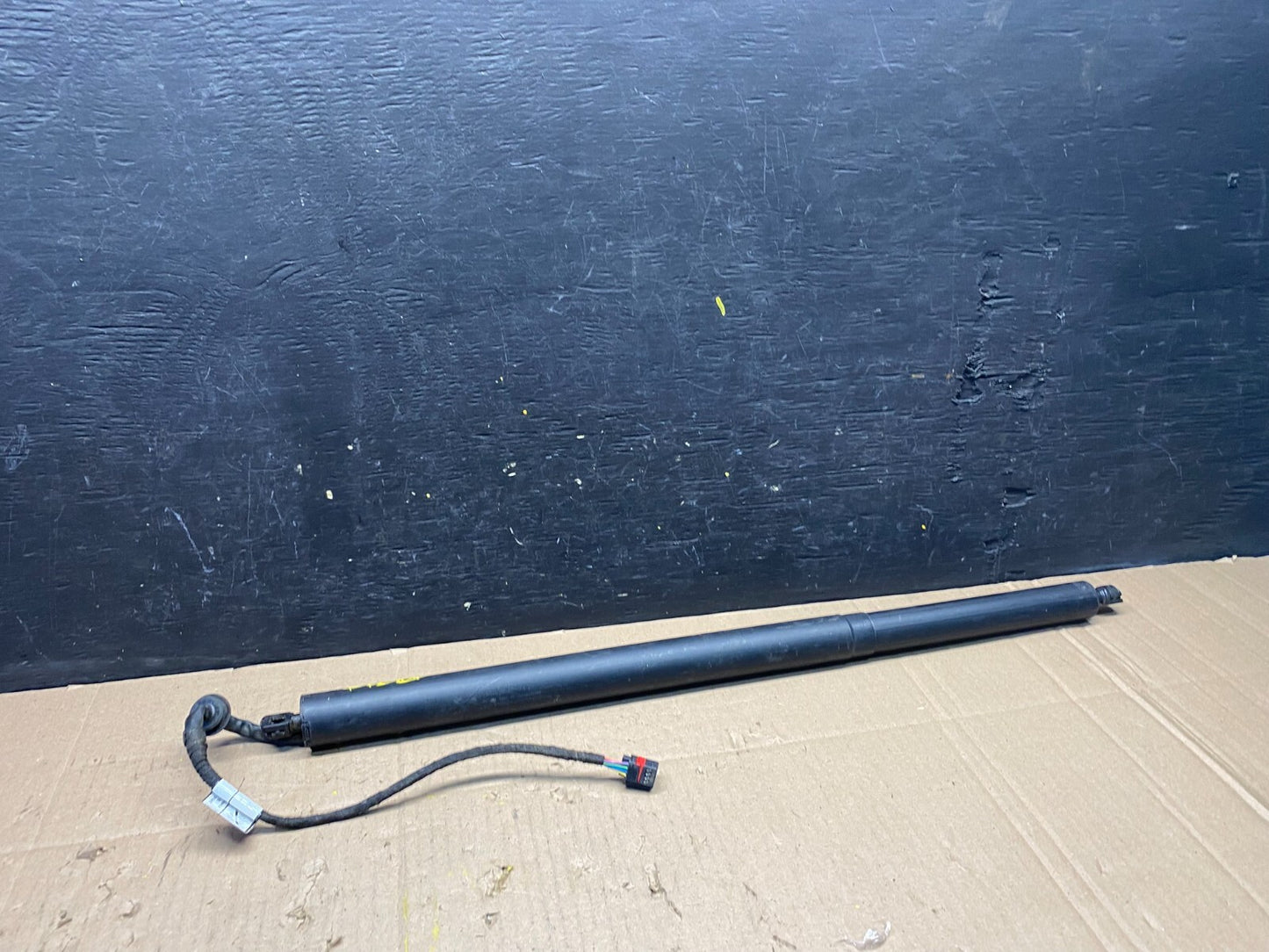 2017 to 2020 Jaguar F-Pace OEM Trunk Lid Spindle Lift Sylinder Strut  M1304 DG2
