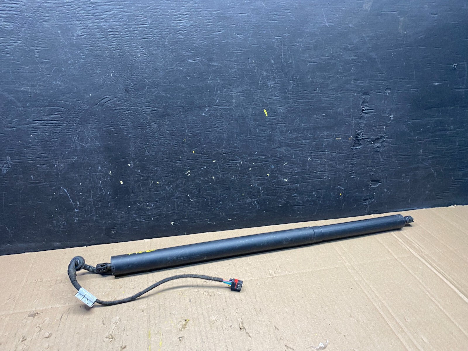 2017 to 2020 Jaguar F-Pace OEM Trunk Lid Spindle Lift Sylinder Strut  M1304 DG2