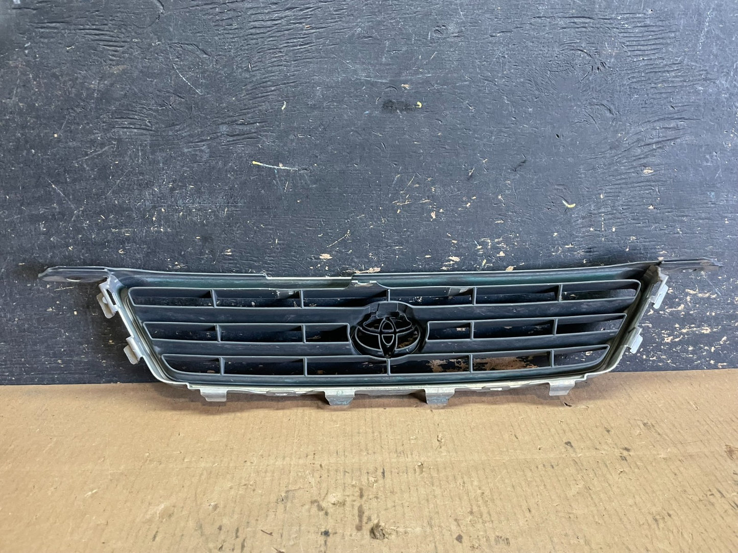 2000 to 2001 Toyota Camry Front Upper Grill Grille OEM AA8834 DG5