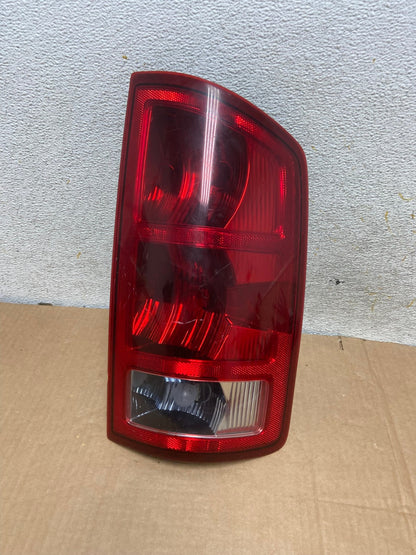 2002 to 2006 Dodge Ram 1500 Right passenger Rh side Tail Light AI6880 LK0