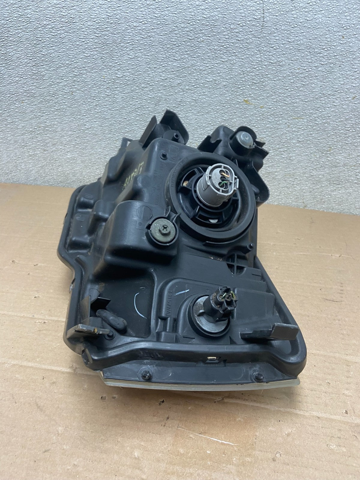 2004 - 2011 Mitsubishi Endeavor Headlight Right Passenger Rh Side Oem AA8713 DW6