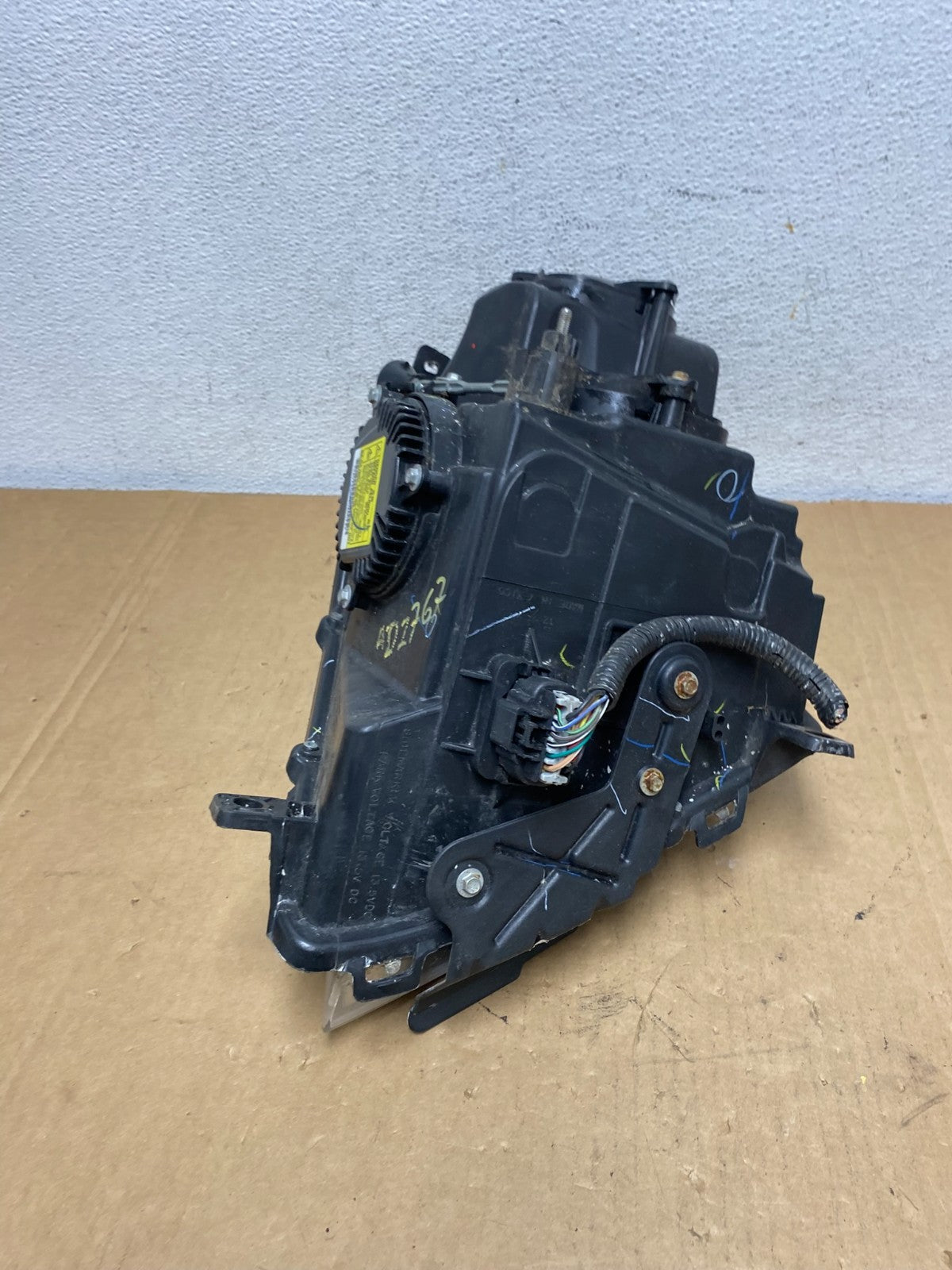 2008 to 2014 Cadillac CTS Right Passegner RH Side Xenon Headlight AD2767 DW9