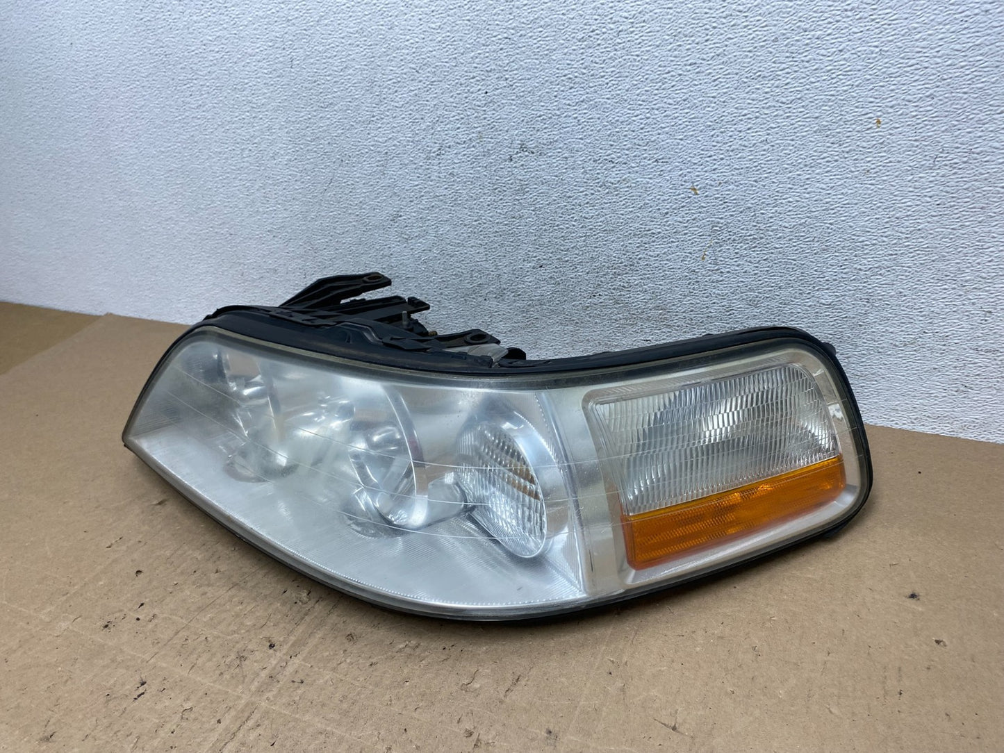 2005 to 2011 Lincoln Town Car Left Driver LH Side Headlight AE6132 DW1