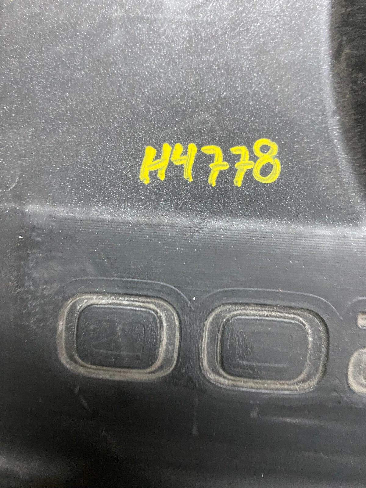2001 to 2004 Nissan Pathfinder Engine Cover Ornament H4778 DG19