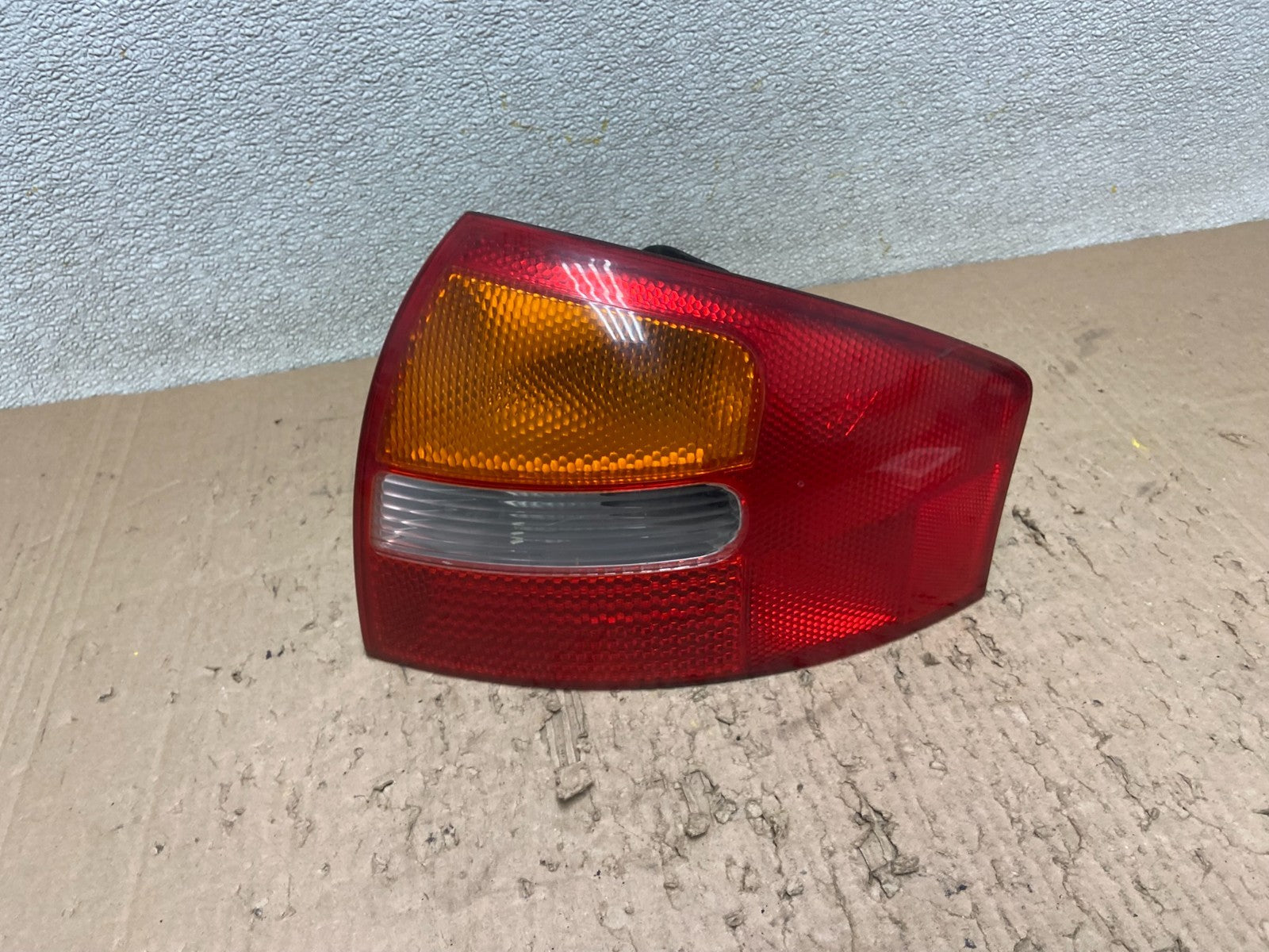 2002 2003 2004 Audi A6 Sedan Right Passenger RH Side Tail Light Oem Y0813 DW0