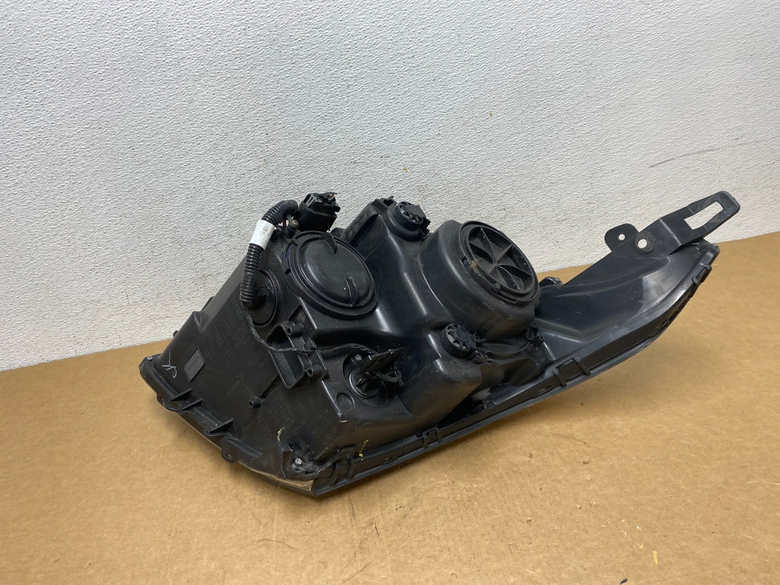 Halogen 2010 to 2016 Cadillac SRX Right Passegner Side Headlight AD6066 DW7