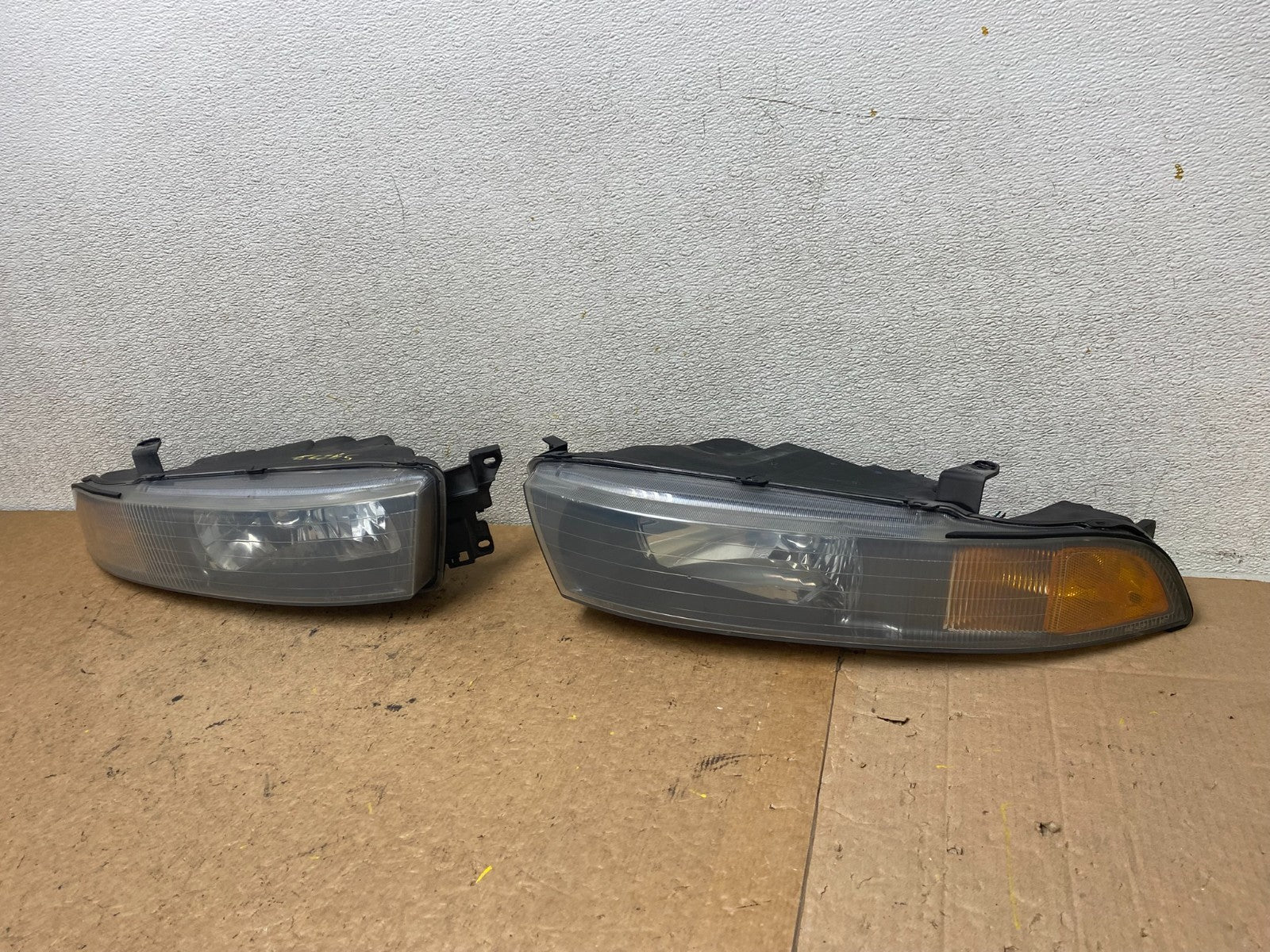 2002 to 2003 Mitsubishi Galant Left+Right Side Headlights S9237 DW1