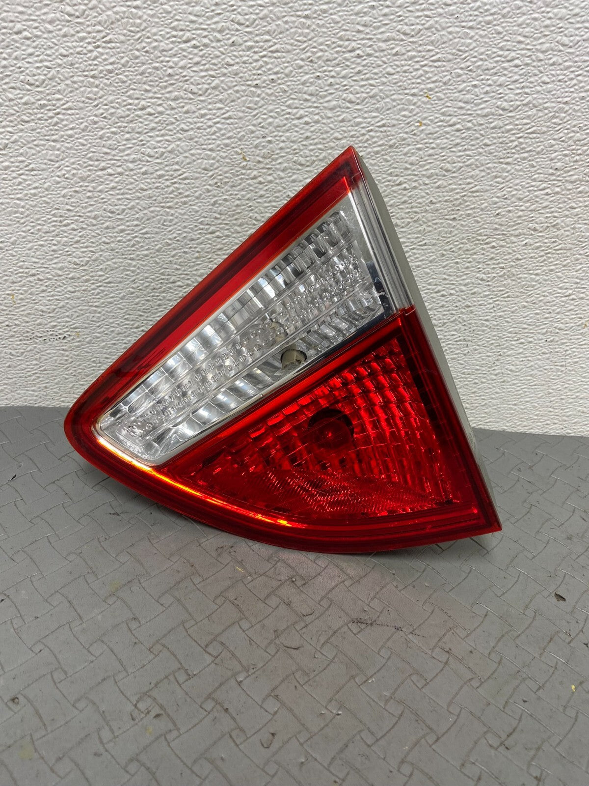 2007 to 2012 Hyundai Veracruz Right Passenger RH Inner Tail Light OEM C0271 DG10