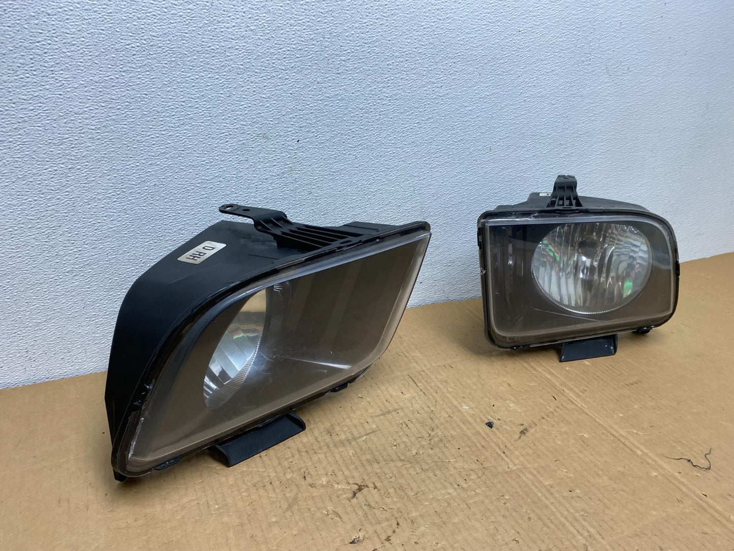 2005 to 2009 Ford Mustang Left+Right Set Side Black Halogen Headlights AC7627 DW2