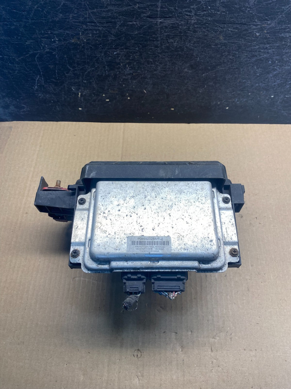 2006 2007 Chrysler 300 Totally Integrated Power Module Fuse Box TIPM AG9468 DW4