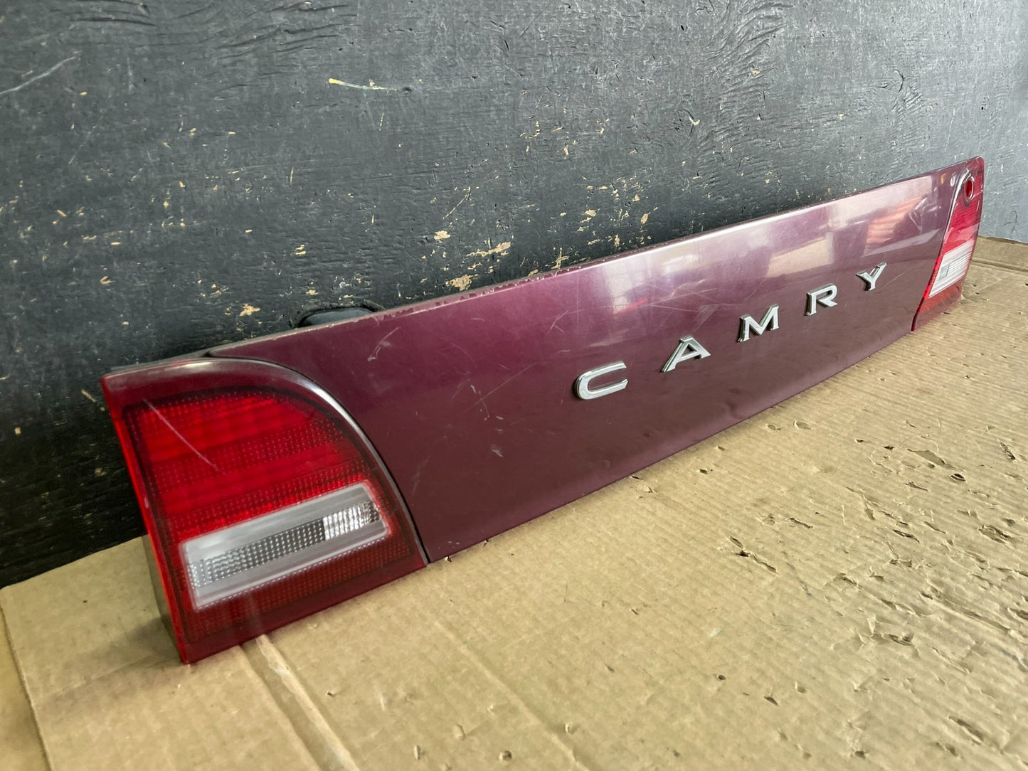 1995 1996 Toyota Camry Center Trunk Rear Tail Light OEM ab3147 DG1