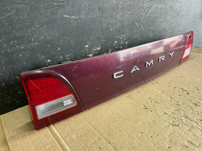 1995 1996 Toyota Camry Center Trunk Rear Tail Light OEM ab3147 DG1