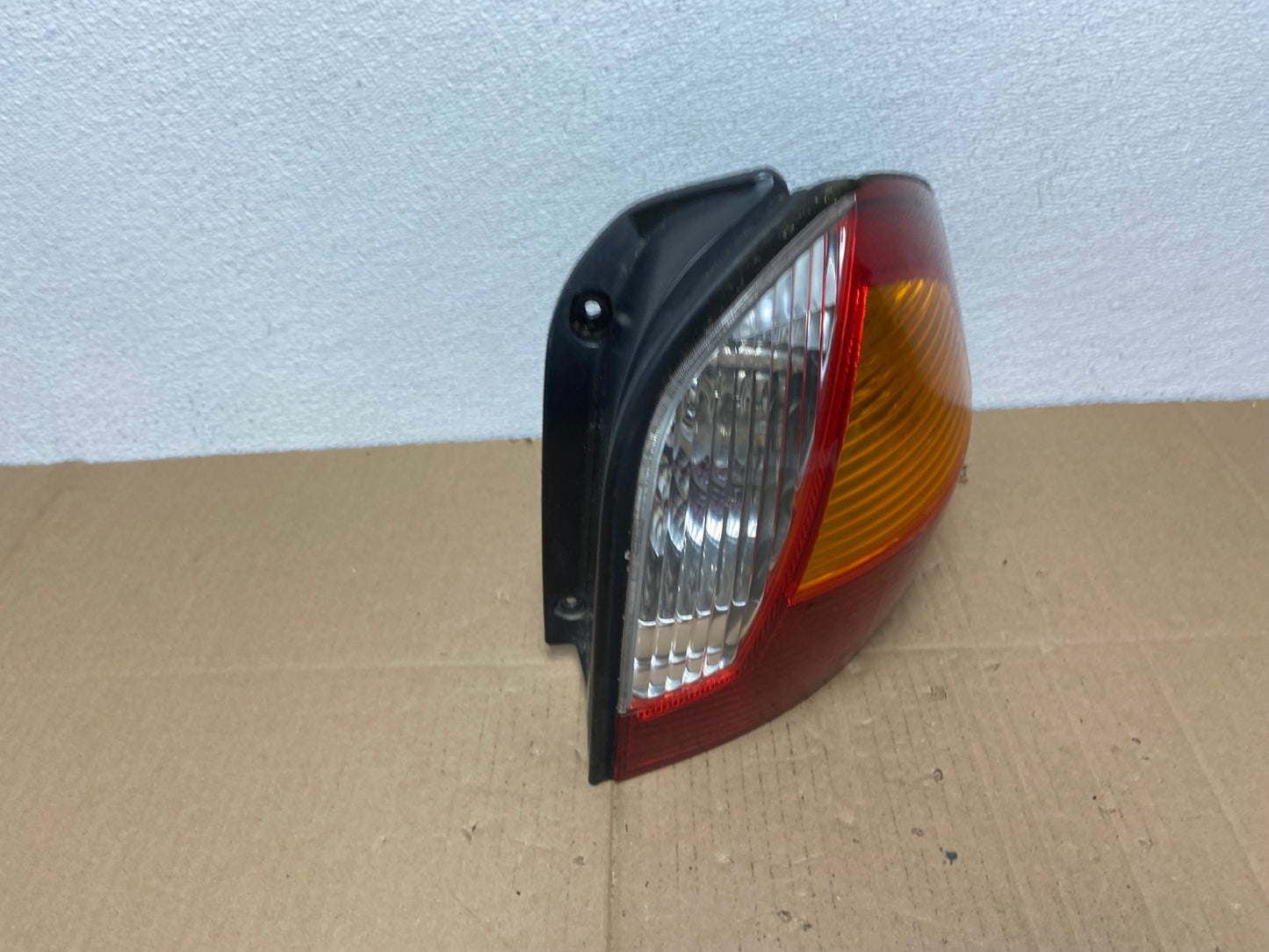 2001 2002 2003 2004 Hyundai Santa Fe Right Passenger Rh Tail Light AB8089 LK2