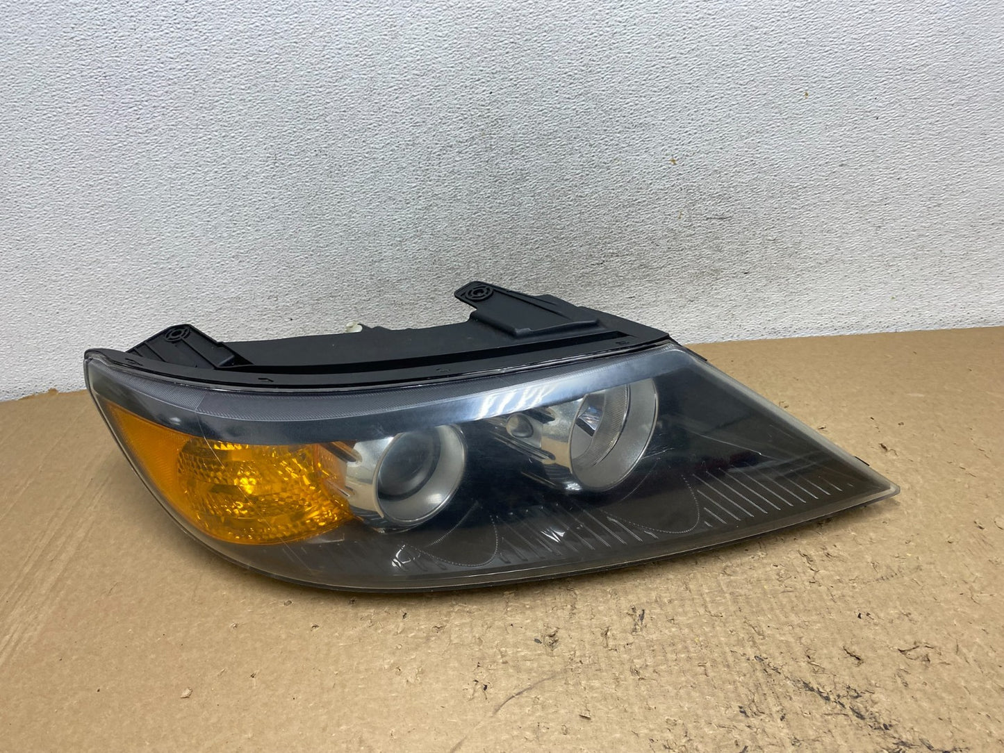 2011 to 2013 Kia Sorento Right Passenger RH Side Headlight Halogen AF8381 DW0