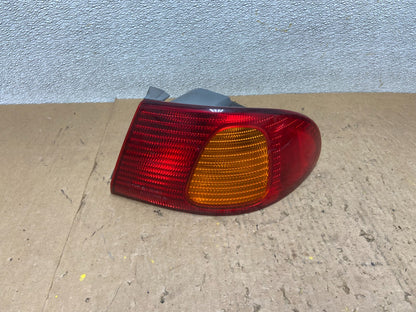 1998 1999 2000 Toyota Corolla Right Passenger Side Tail light OEM Z9239 DW0