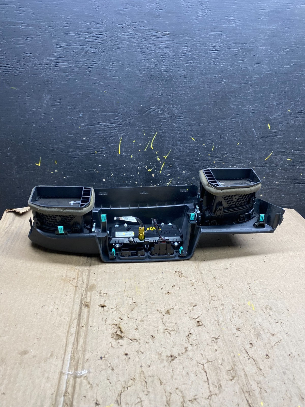 2020 to 2023 Ford  Explorer Console Radio Display Screen Air Vents Oem X6163 DG5