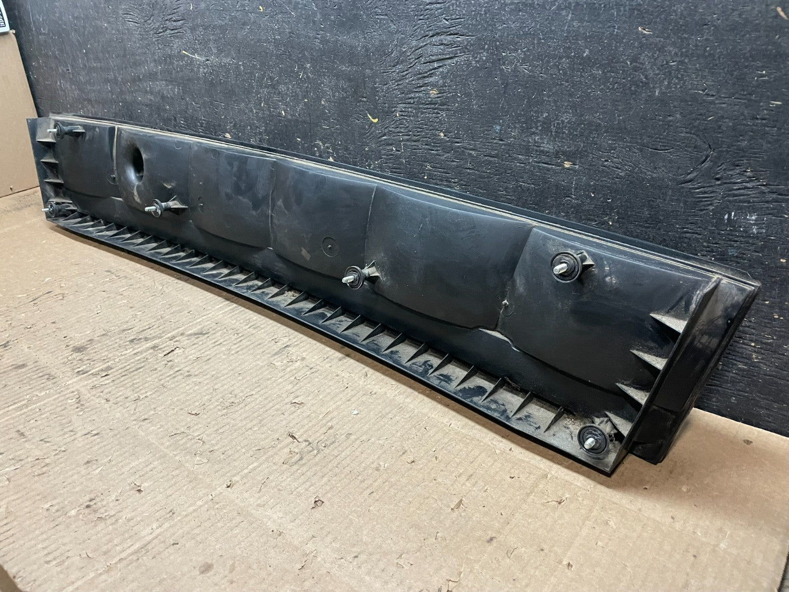 1993 to 1997 Chrysler Concorde Center Trunk Tail light Y1299 DG7