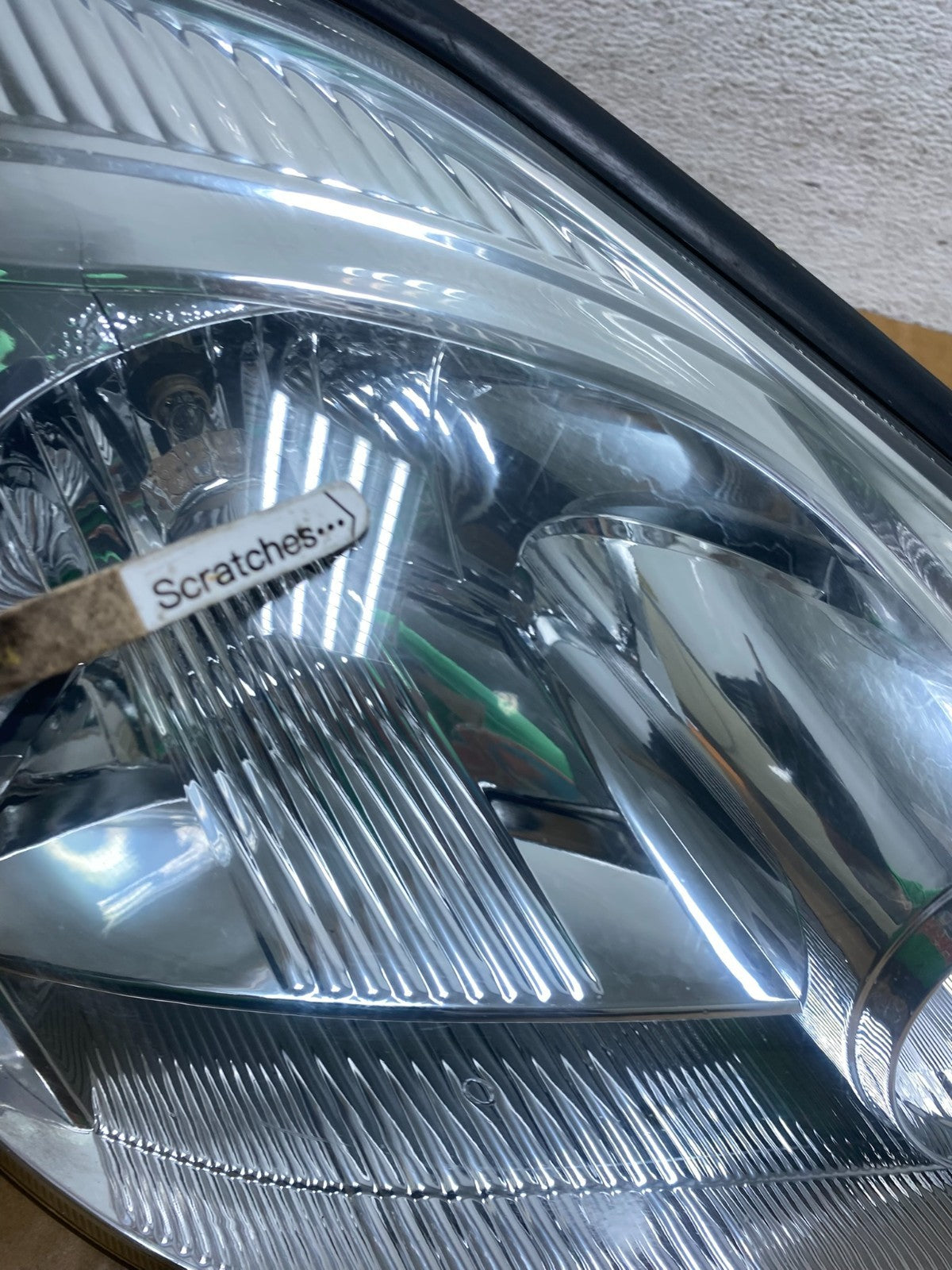 2004-2005 Toyota Sienna Right Passenger Halogen Headlight AD8934 DW3