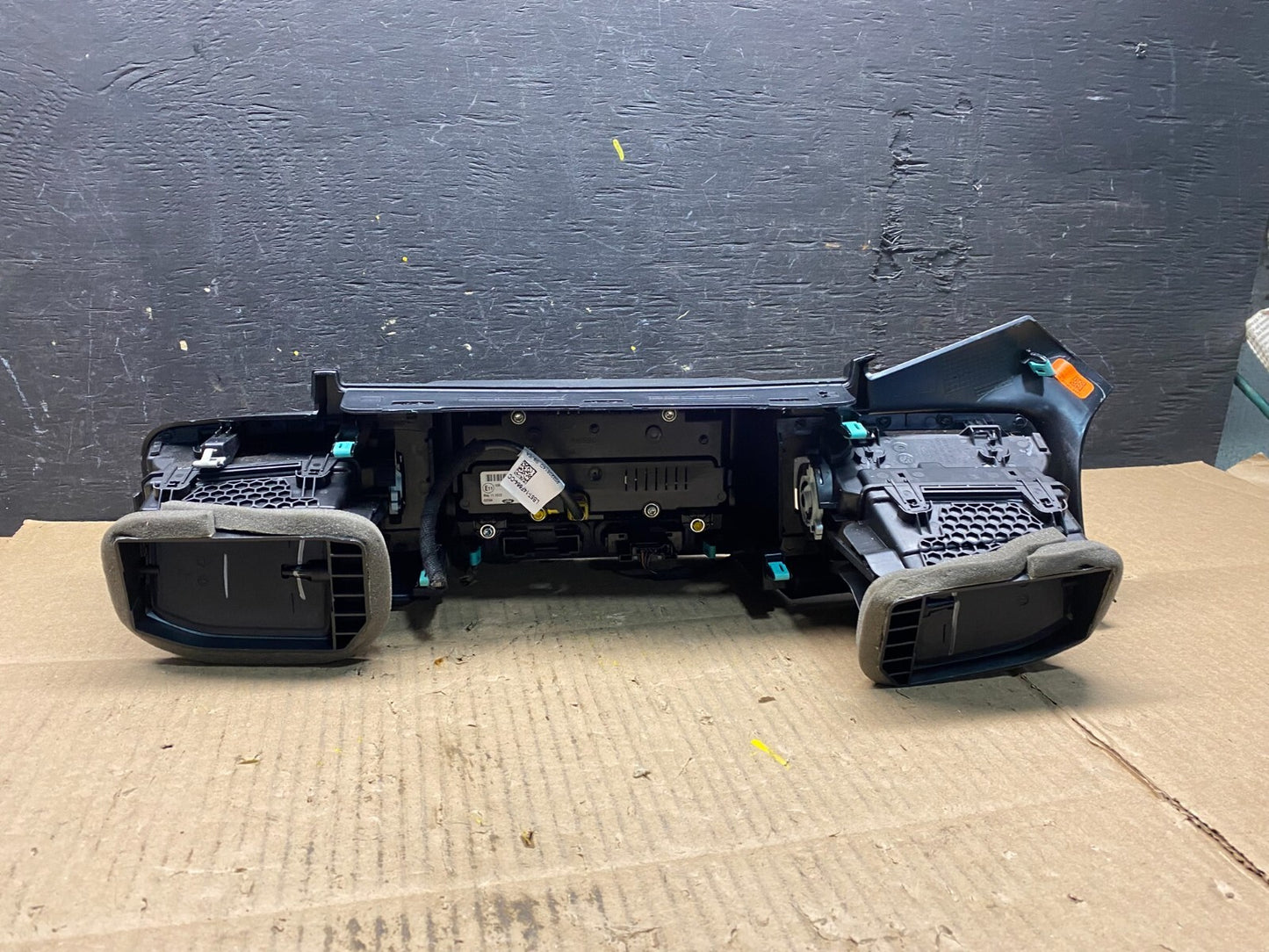 2020 to 2023 Ford Explorer Console Radio Display Screen Air Vents L6797 DG4