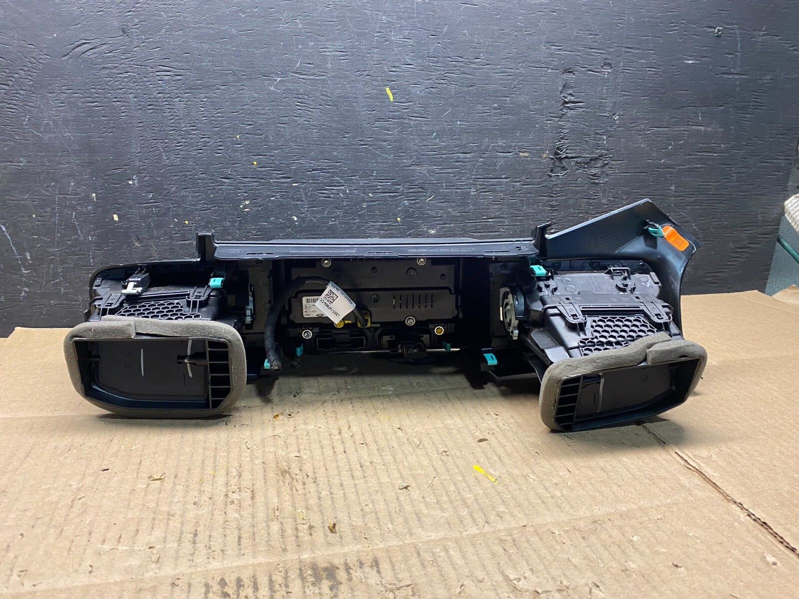2020 to 2023 Ford Explorer Console Radio Display Screen Air Vents L6797 DG4
