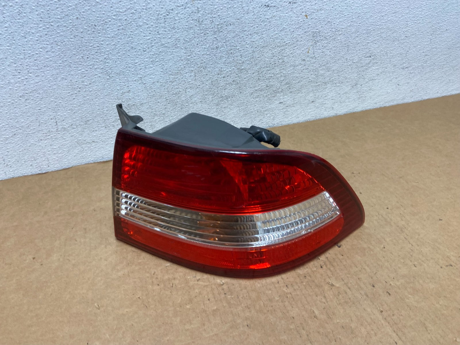 2000 2001 Lexus ES300 Outer Right Passenger RH Side Tail Light AD4613 DW0