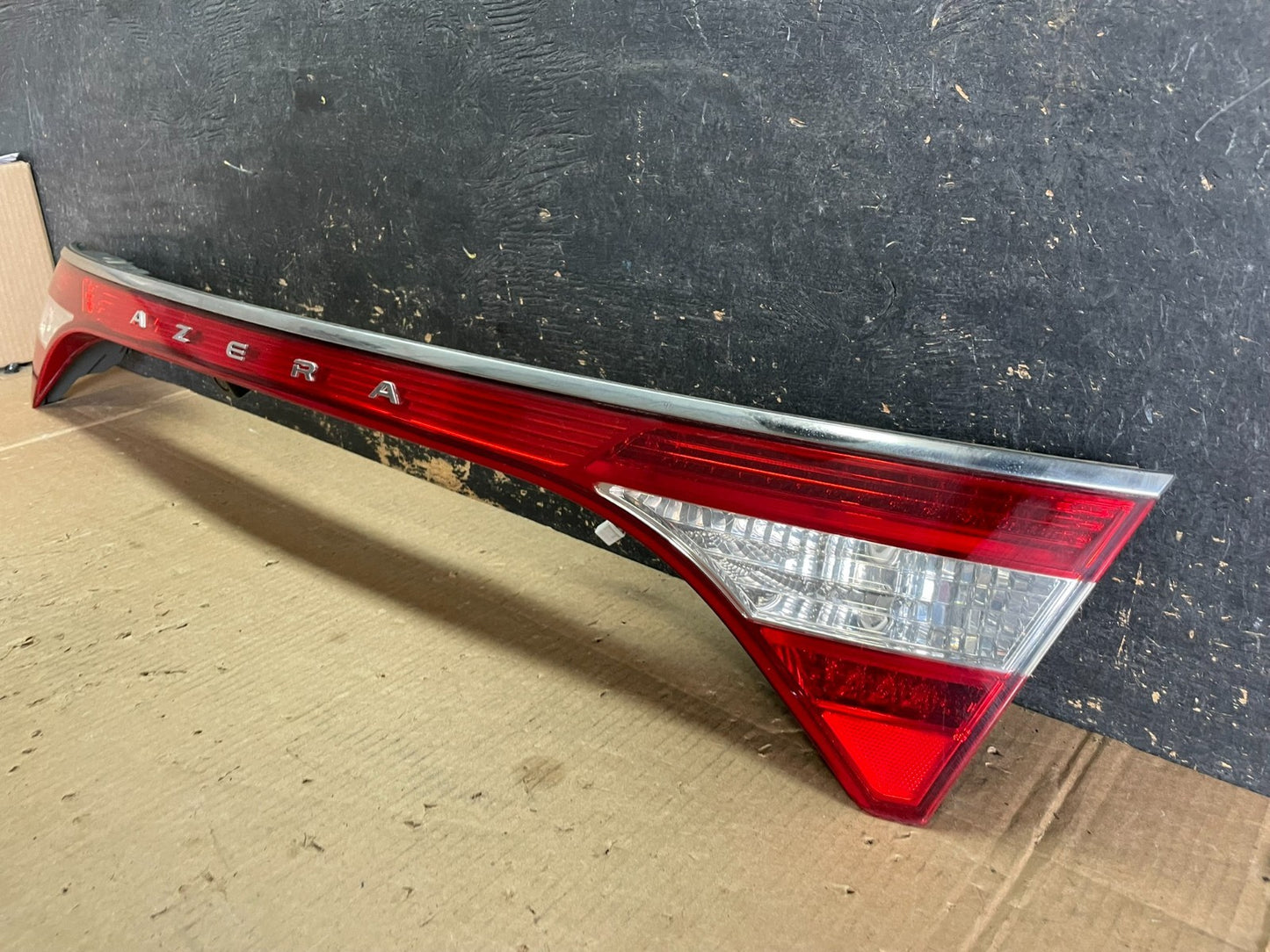2012 to 2017 Hyundai Azera Trunk Center Tail Light License W/Emblem ab3148 DG2