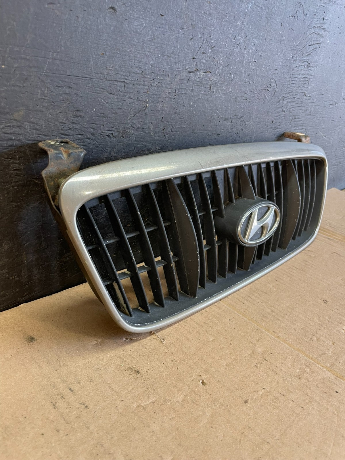 2000 to 2003 Hyundai Elantra Front Grille Grill 86351-2D000 ad8581 DG2