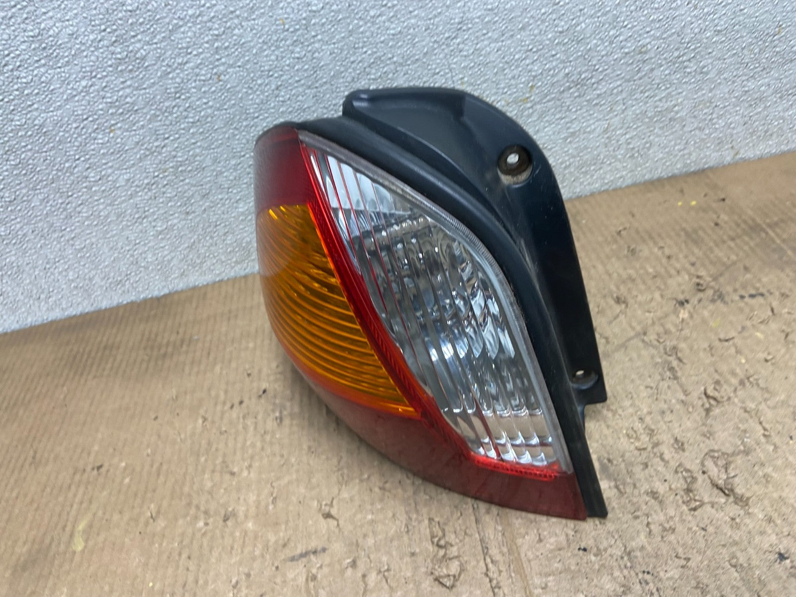 2001-2004 Hyundai Santa Fe Left Driver LH Side Tail Light OEM AA8514 LK1