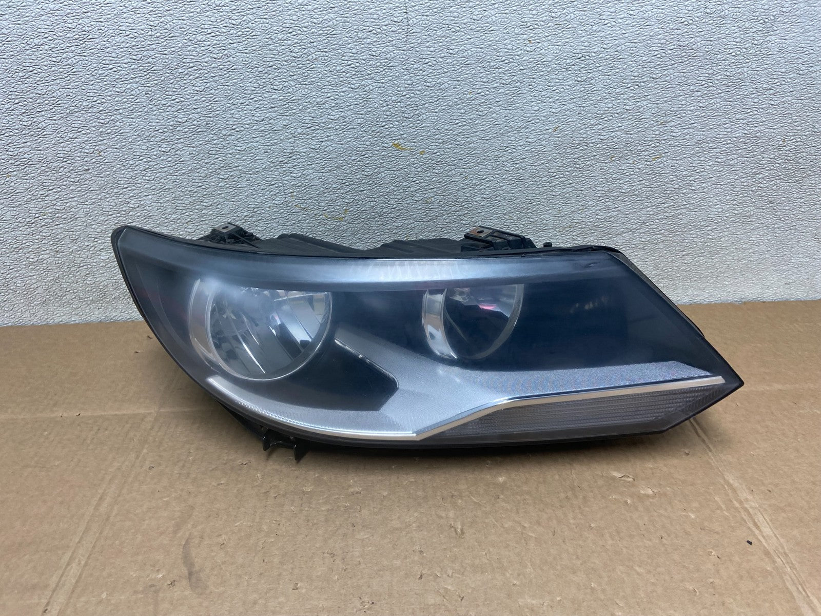 2012 to 2018 Volkswagen Tiguan Right Passenger RH Halogen Headlight Y8537 DG0