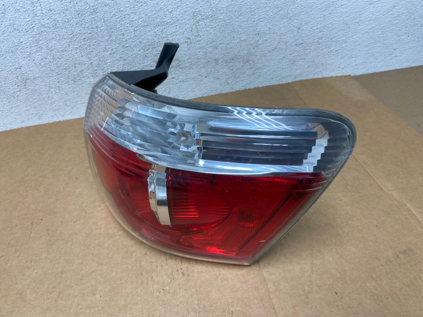 2007 to 2012 GMC Acadia Halogen Tail Light Right Passenger RH Side AE2935 LK1