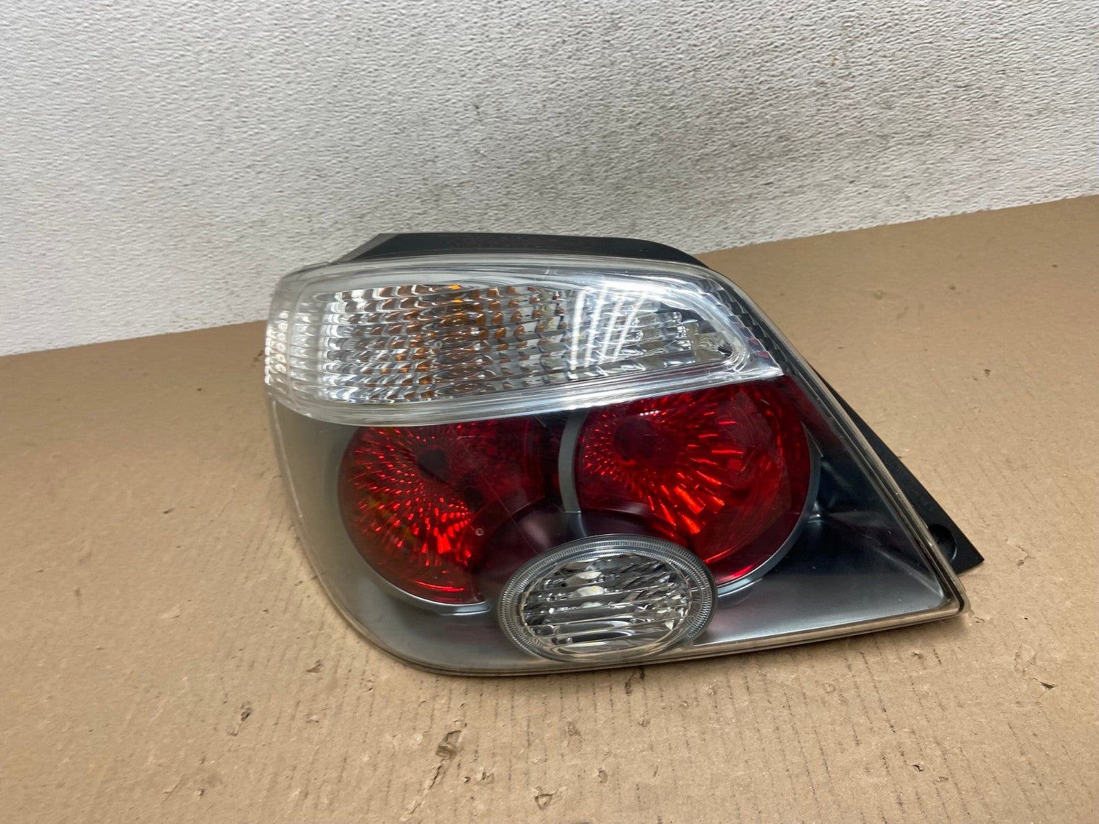 2005 to 2006 Mitsubishi Outlander Left Driver Side Tail Light AE7313 LK0