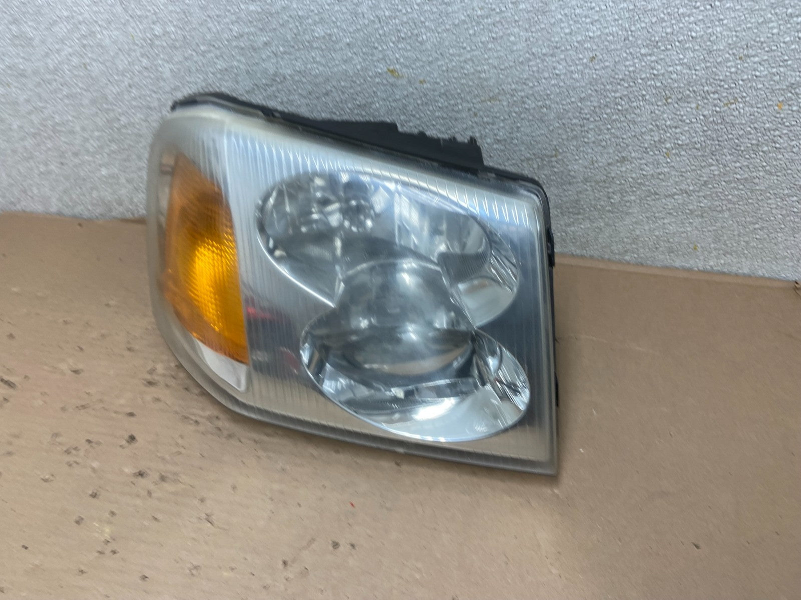 2002 to 2009 Gmc Envoy Right Passenger RH Side Headlight Halogen AB0134 DW1