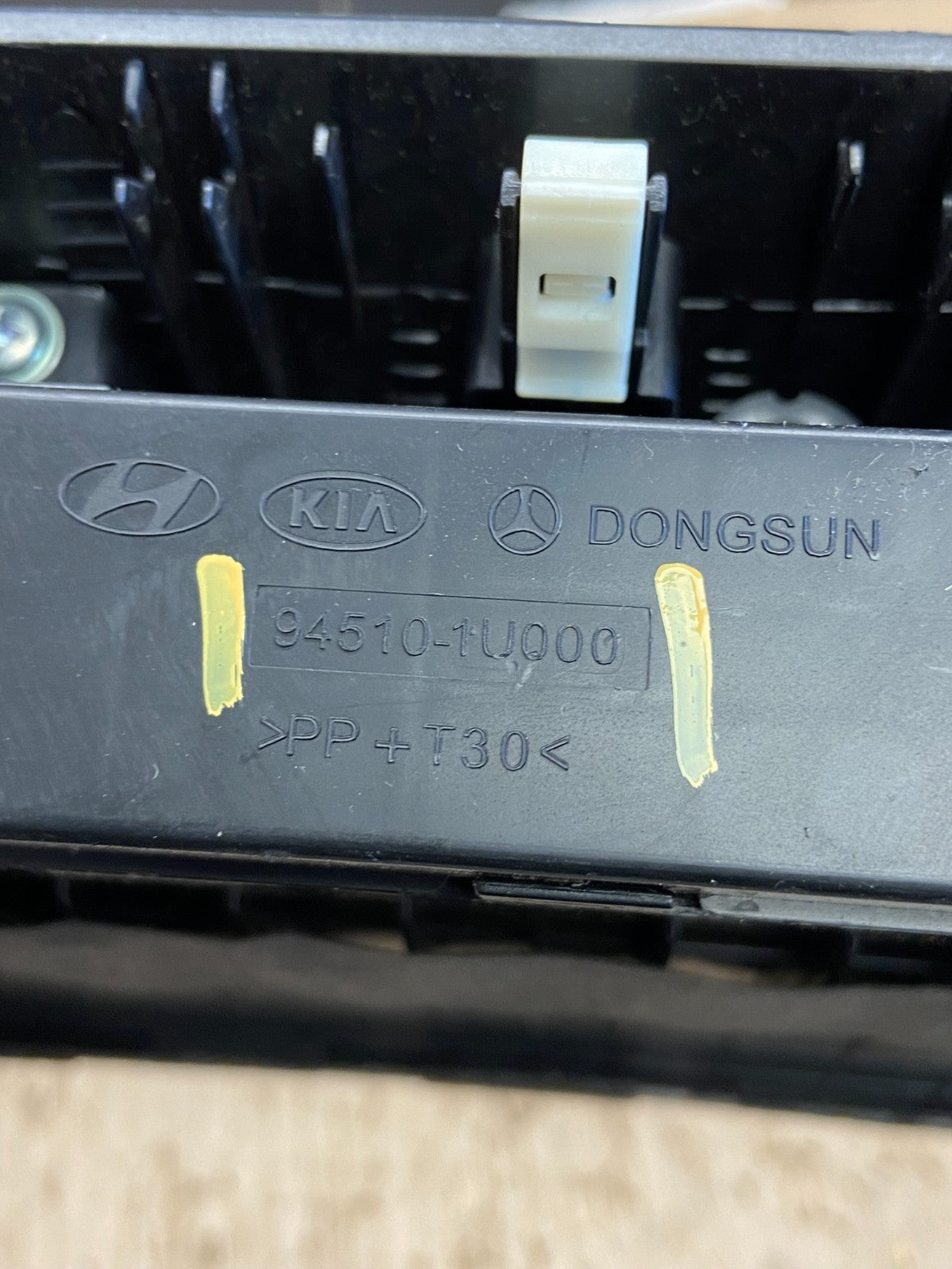2011 to 2013 Kia Sorento Center Radio Climate Control Clock Trim ab5839 DG5