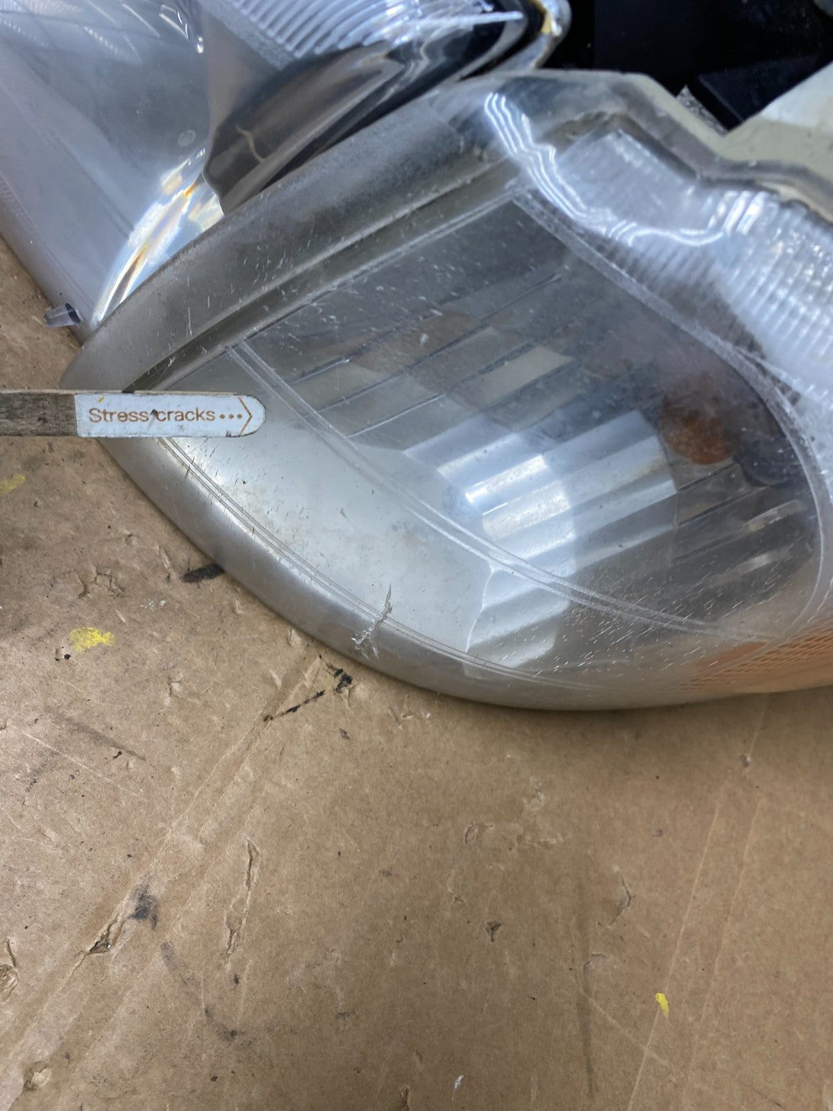 1997 to 2005 Chevrolet Venture Montana Left+Right Headlights V8297 DW6