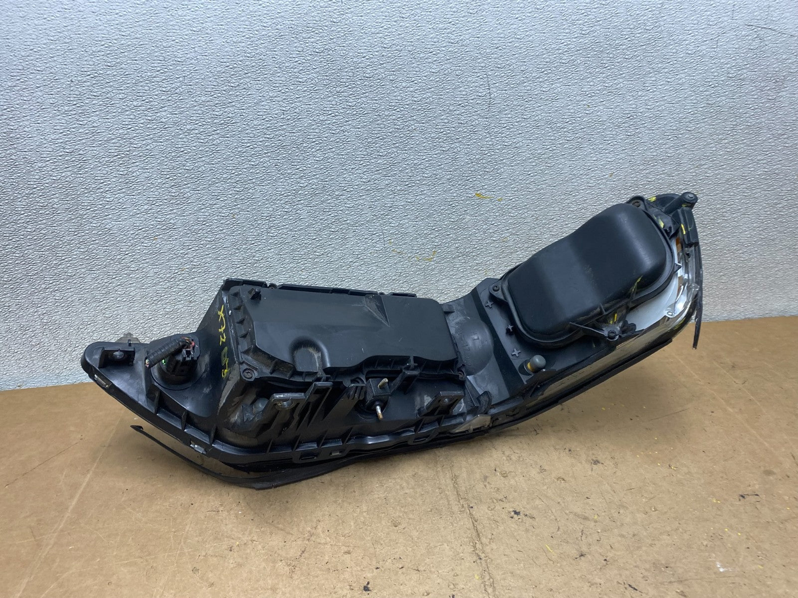 2005 to 2011 Lincoln Town Car Left Driver LH Side Headlight X7203 DW8