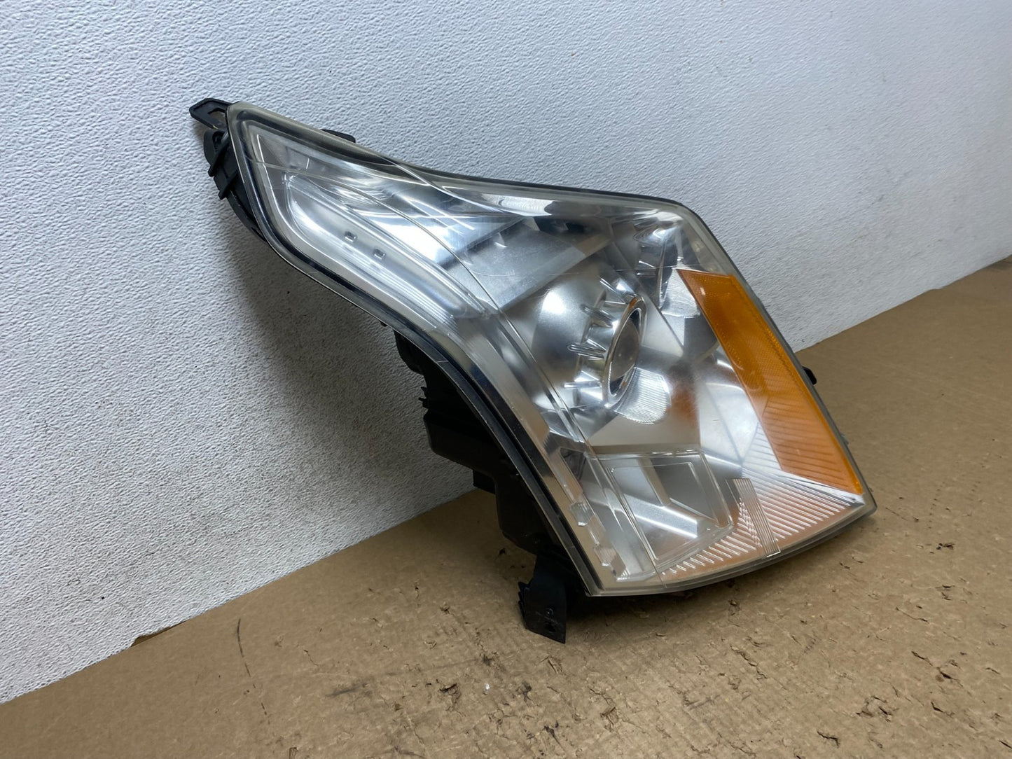 Halogen 2010 to 2016 Cadillac SRX Right Passegner Side Headlight AF9476 DW2