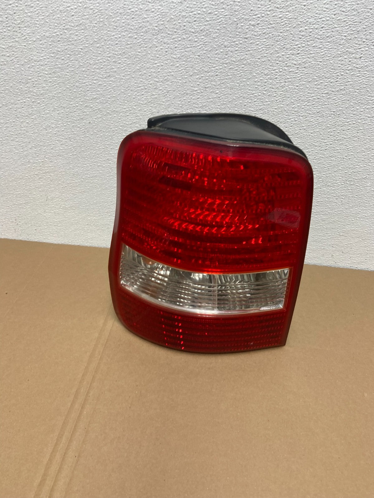 2003 2004 2005 Kia Sedona Left Driver LH Side Tail Light OEM AB6749 DW0