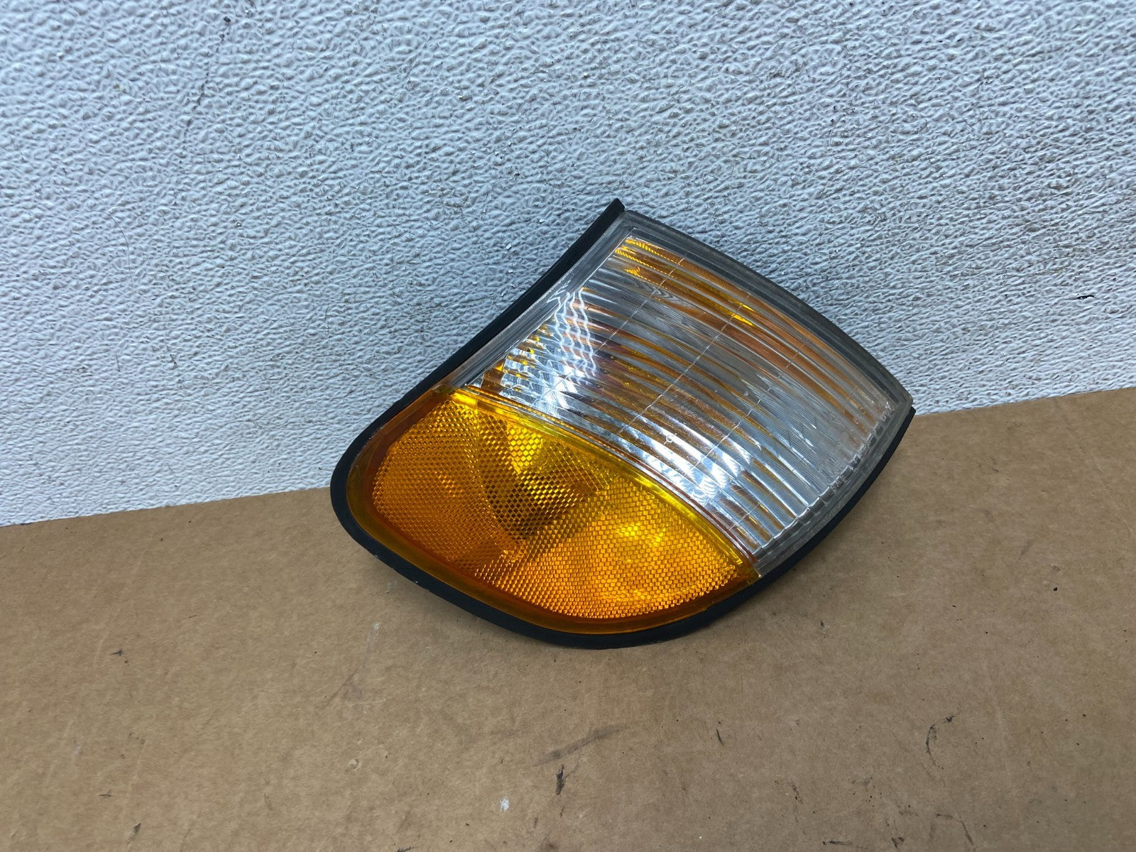 1998 to 2000 Kia Sportage Right Passenger RH Front Turn Signal AE3196 DW0