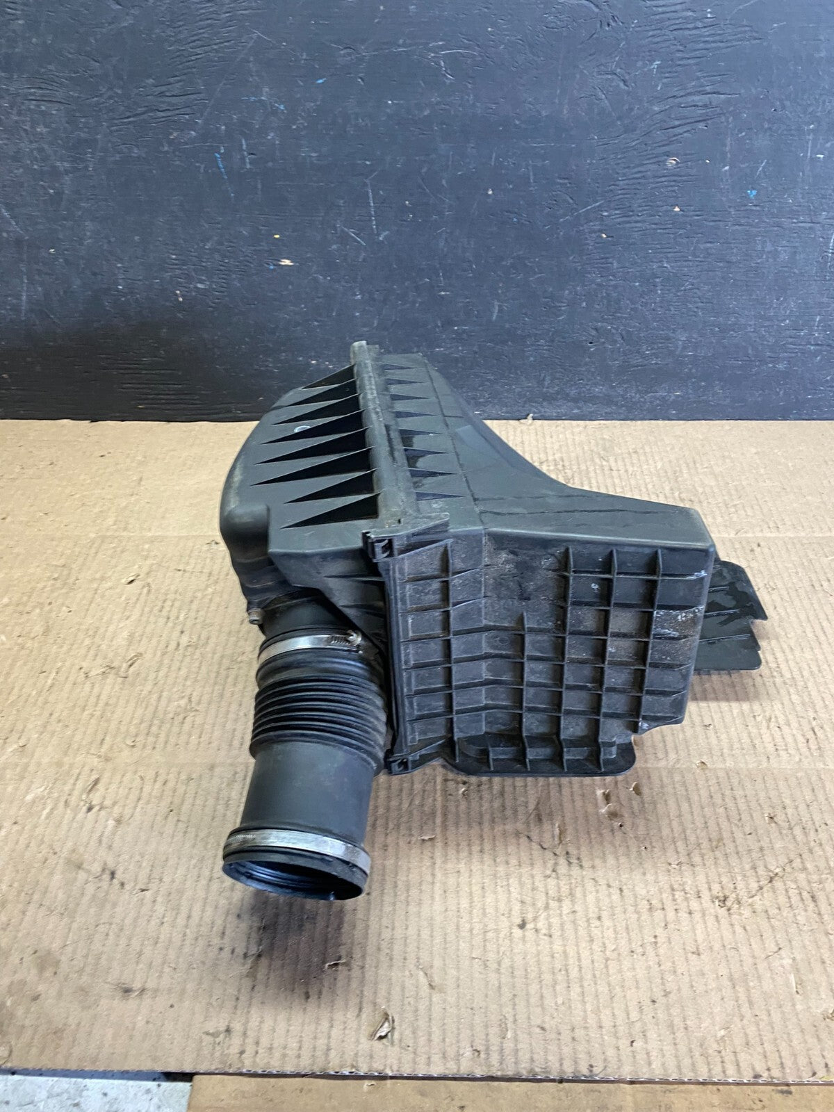 2002 to 2008 BMW 7 E65 E66 750Li 750i Right Side Air Cleaner Intake Box I3403 DG5